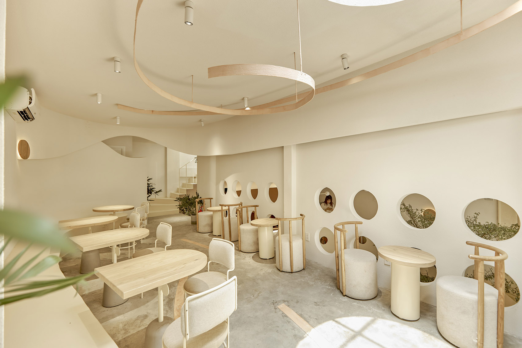 越南胡志明市·September品牌咖啡厅设计 / Red5&amp;Ben Decor