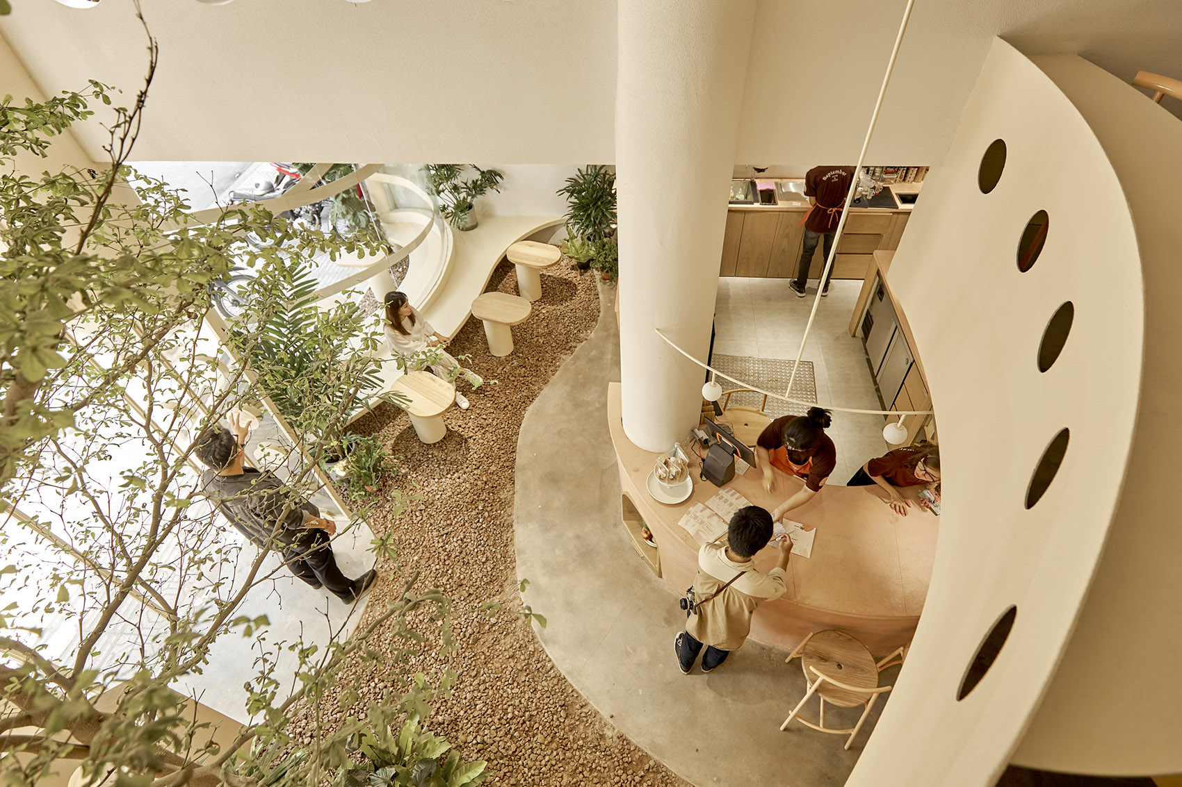 越南胡志明市·September品牌咖啡厅设计 / Red5&amp;Ben Decor