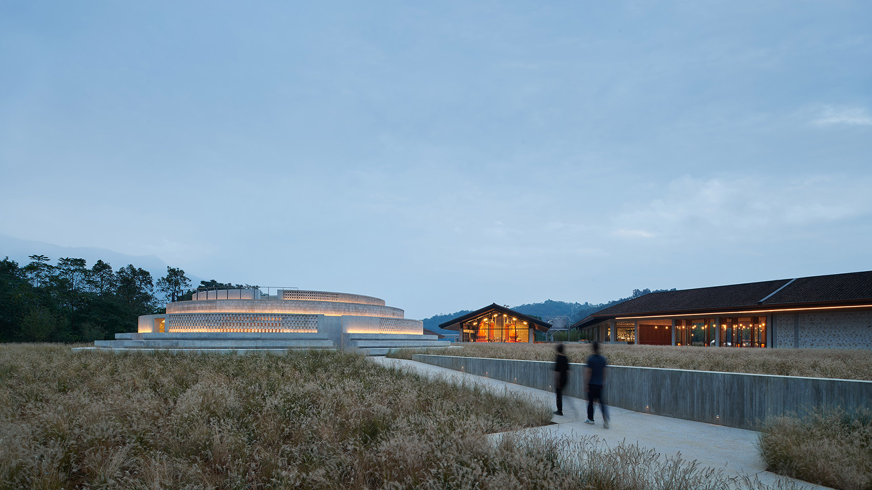 四川峨眉山·“叠川”麦芽威士忌酒厂设计 / 如恩