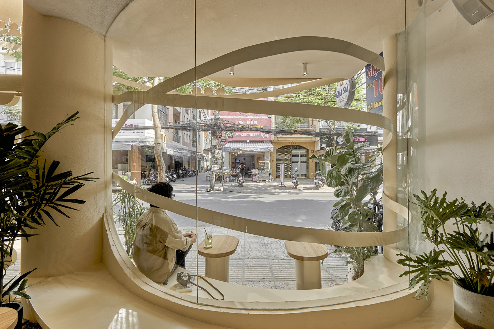 越南胡志明市·September品牌咖啡厅设计 / Red5&amp;Ben Decor