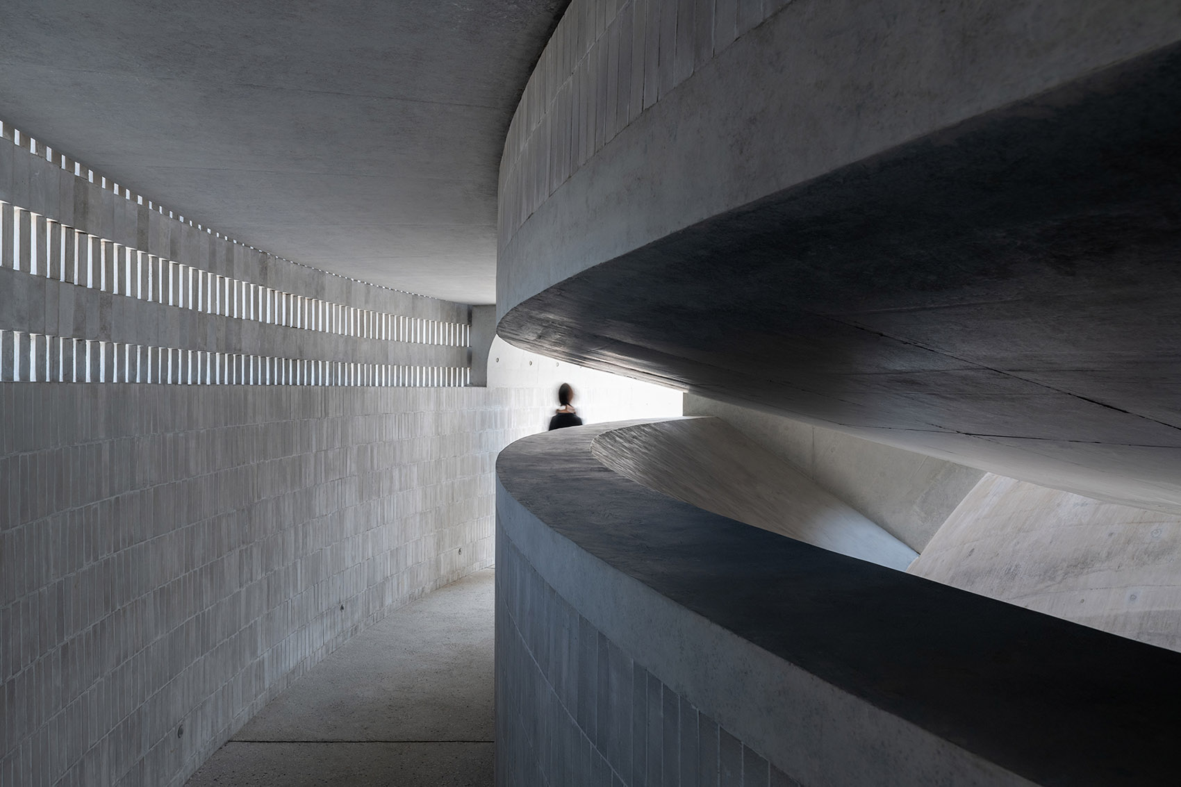 四川峨眉山·“叠川”麦芽威士忌酒厂设计 / 如恩