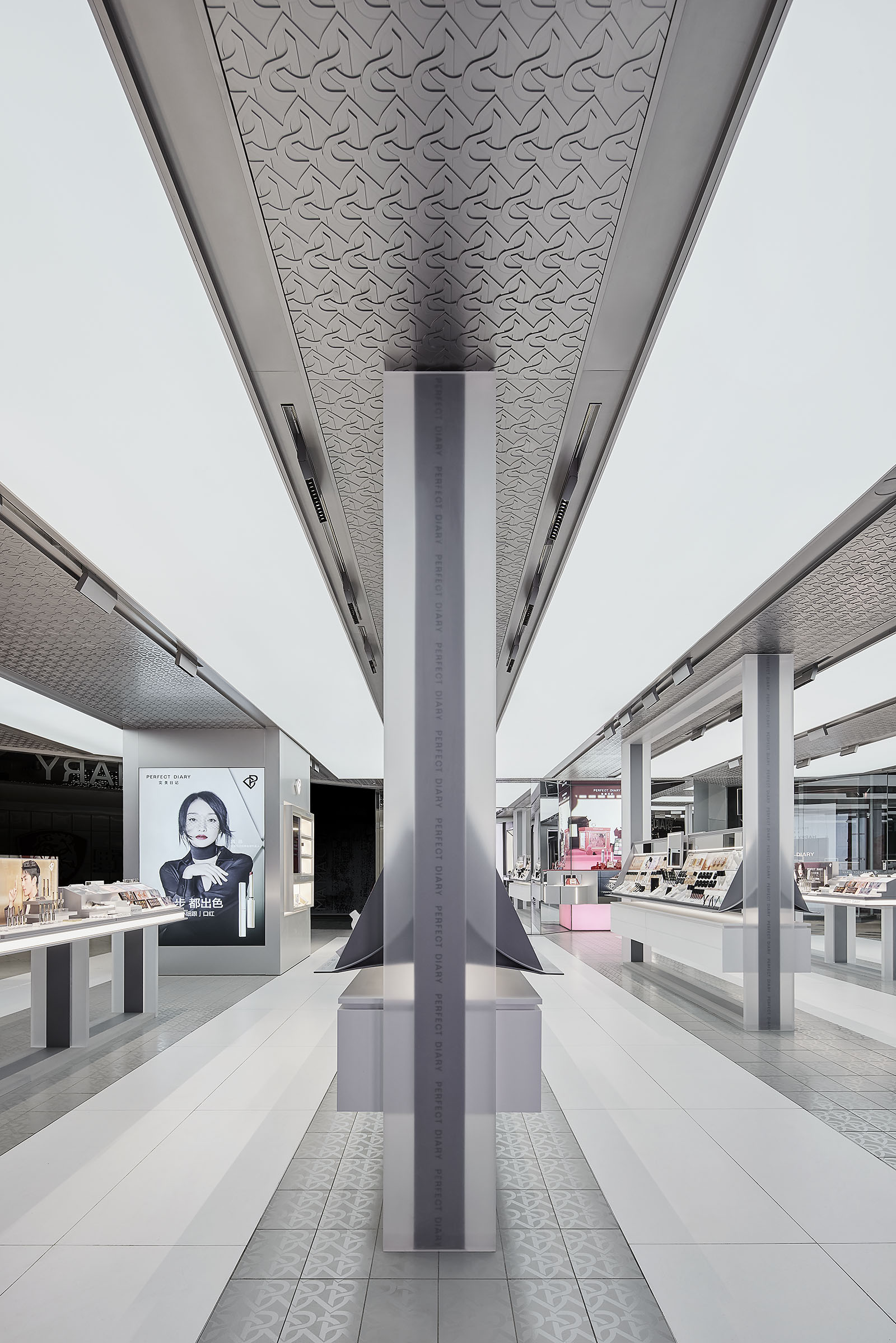 杭州·“完美日记”线下体验店设计 / 立品