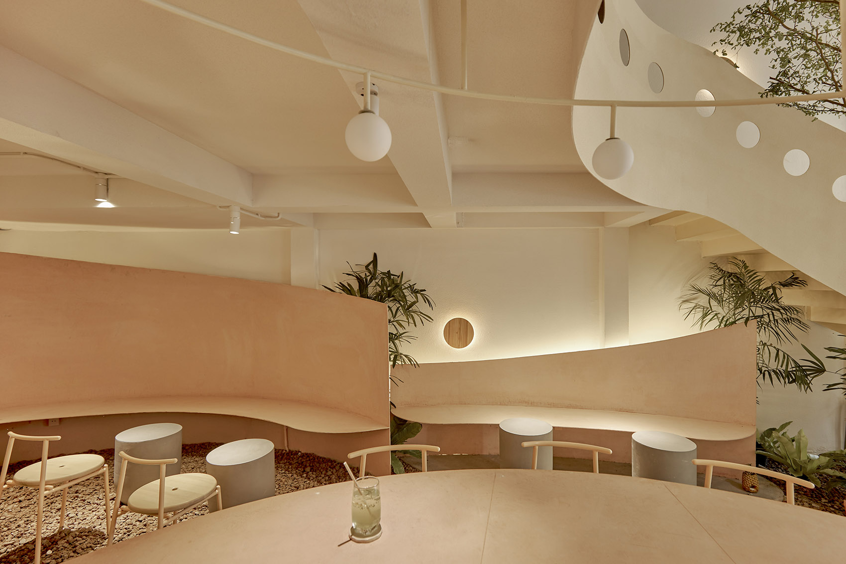 越南胡志明市·September品牌咖啡厅设计 / Red5&amp;Ben Decor