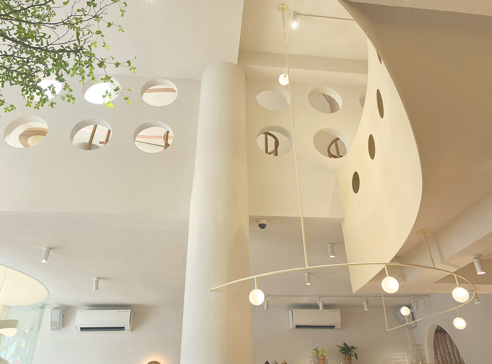 越南胡志明市·September品牌咖啡厅设计 / Red5&amp;Ben Decor