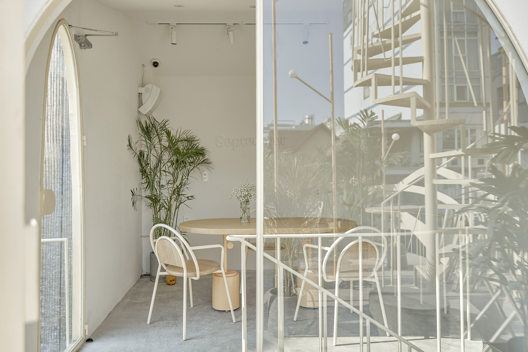 越南胡志明市·September品牌咖啡厅设计 / Red5&amp;Ben Decor