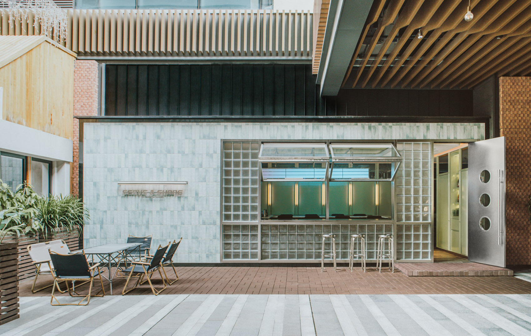 成都·Serve&amp;Share by Whisper酒吧设计 / 诰丰