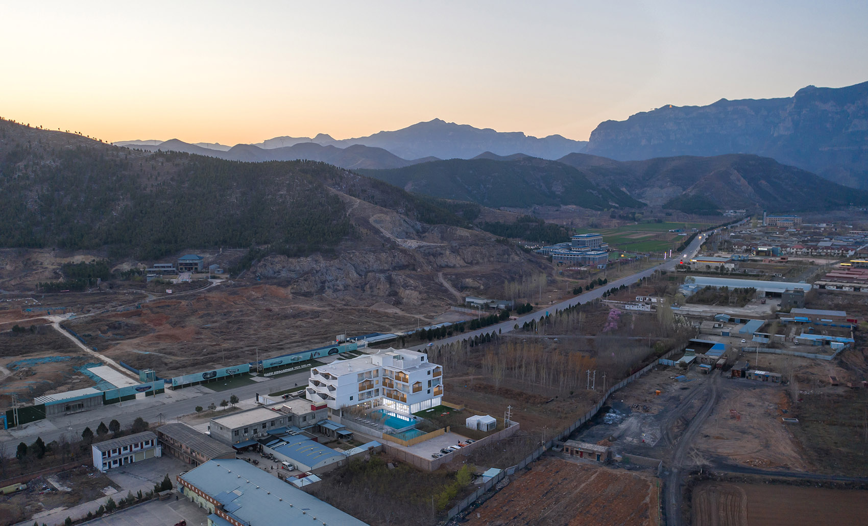 河南修武·“天空之院”酒店 / 十域建筑