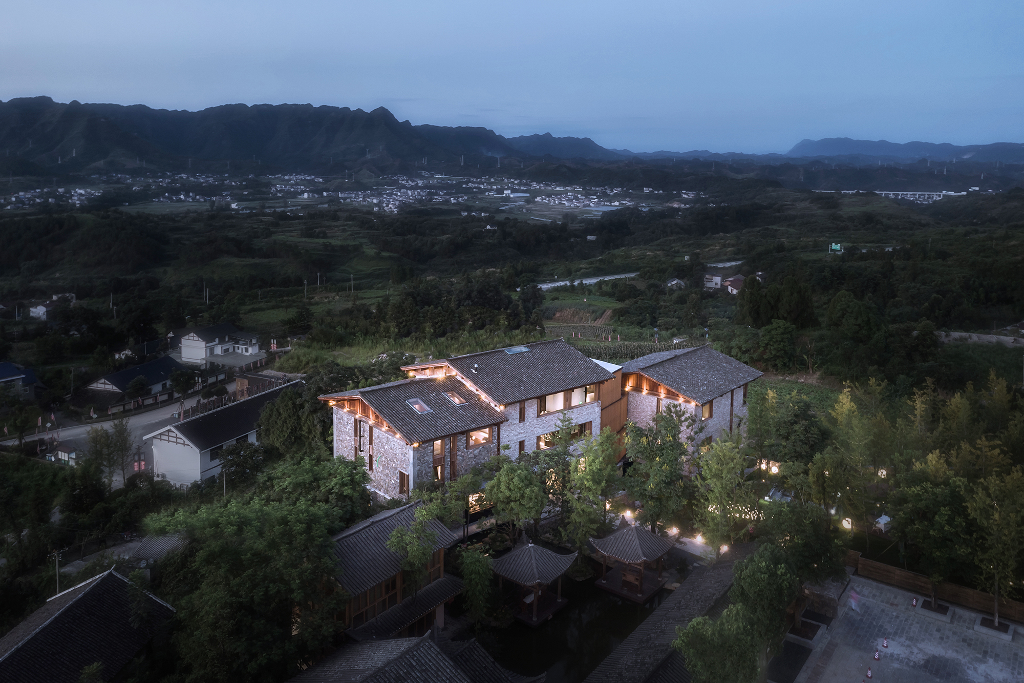 张家界·马儿山燕儿窝民宿 / 尌林建筑